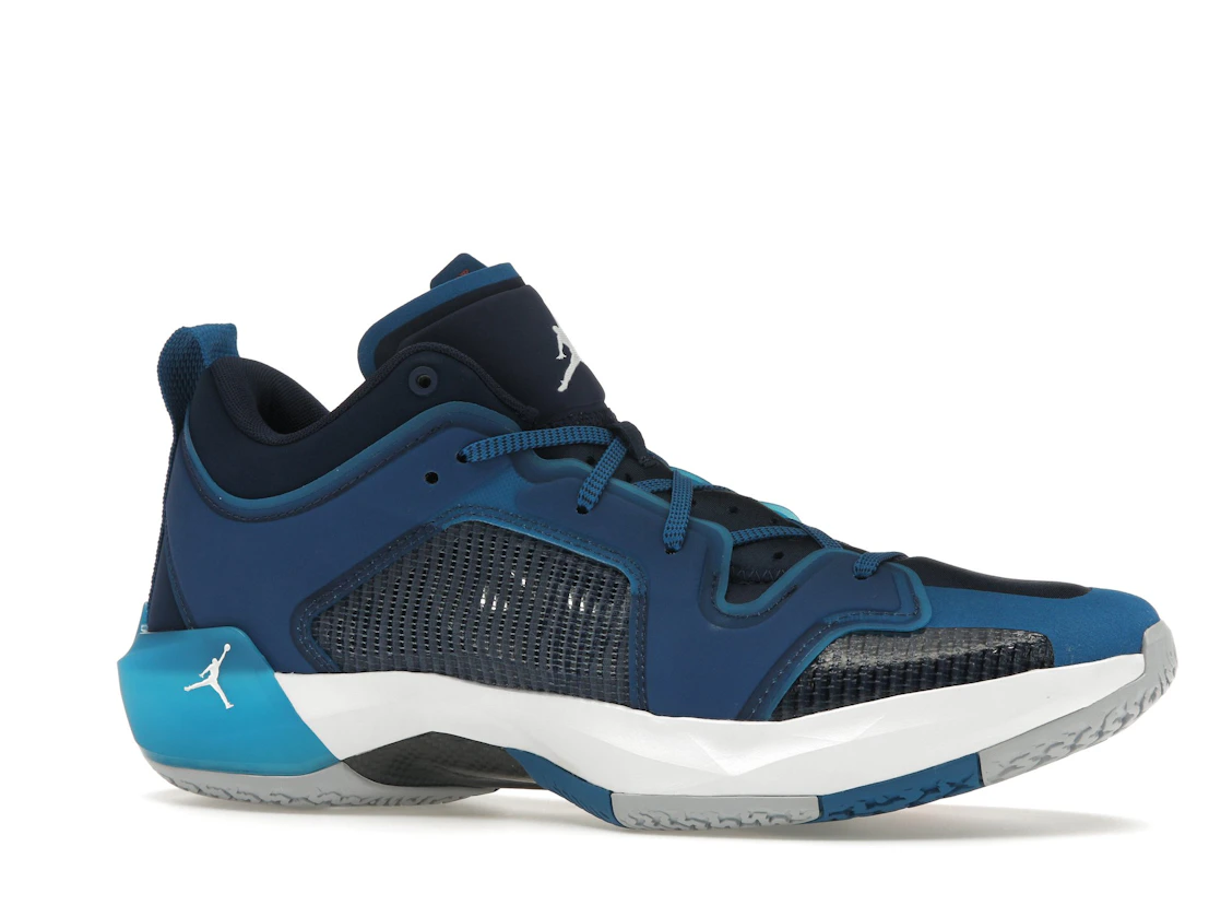 Vue 3 de Jordan 37 Low Fraternity
