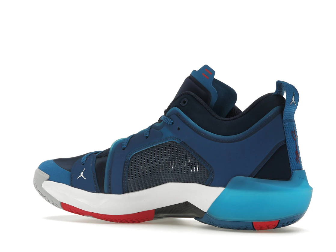 Vue 22 de Jordan 37 Low Fraternity