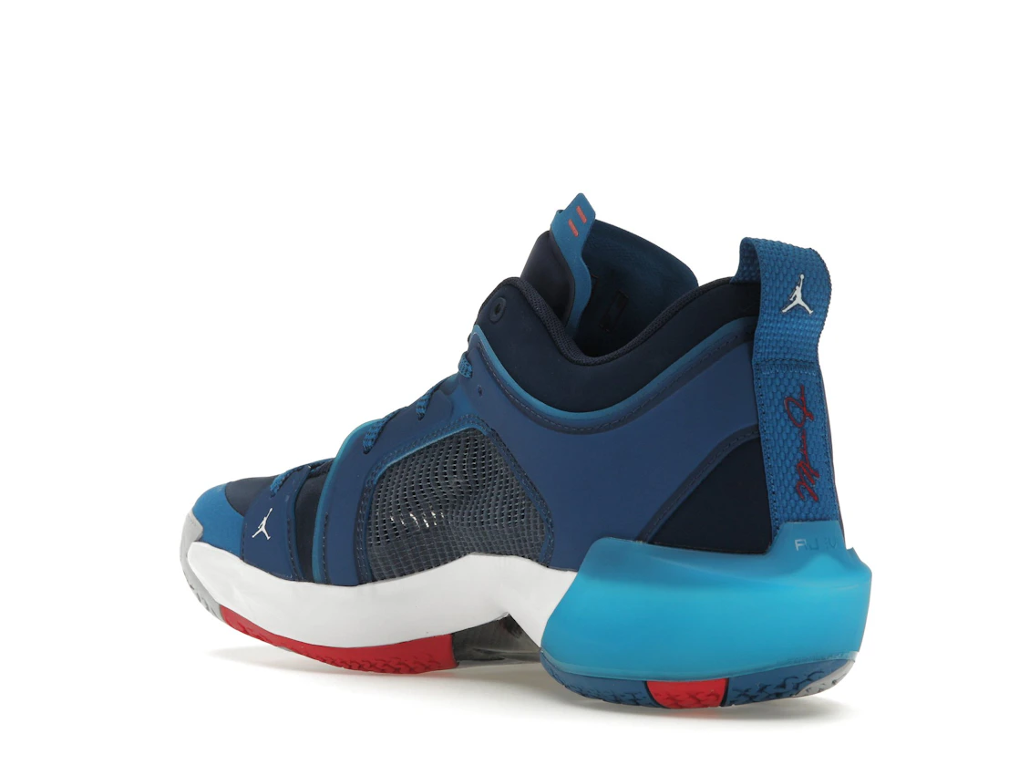 Vue 24 de Jordan 37 Low Fraternity