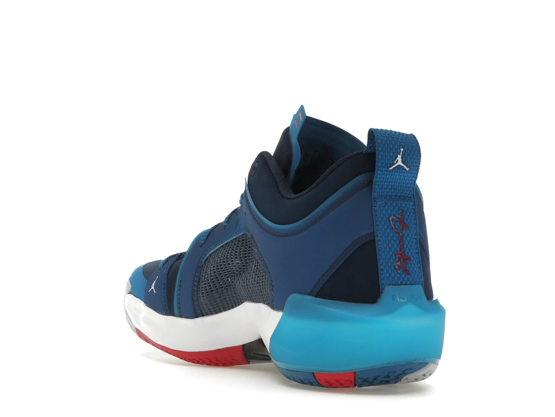 Vue 25 de Jordan 37 Low Fraternity