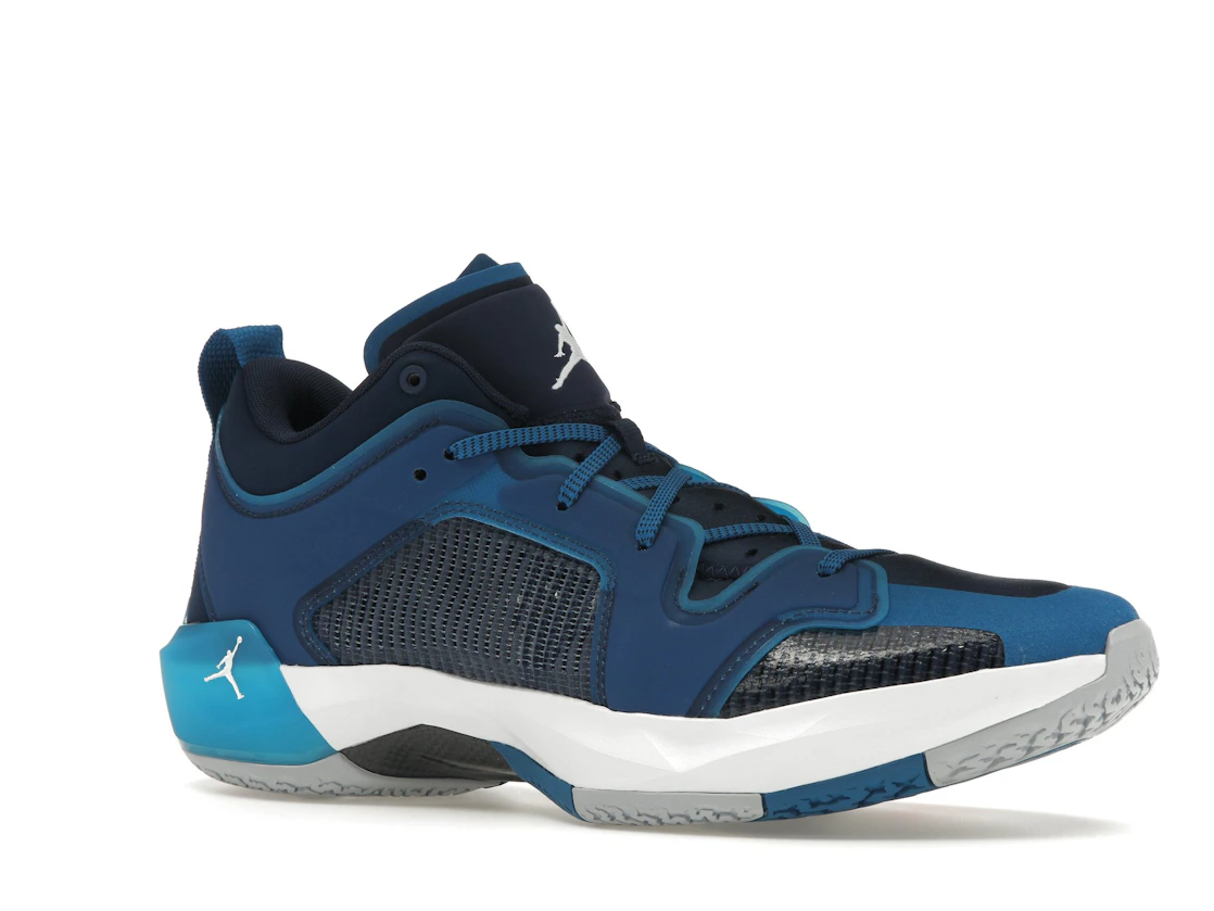Vue 4 de Jordan 37 Low Fraternity