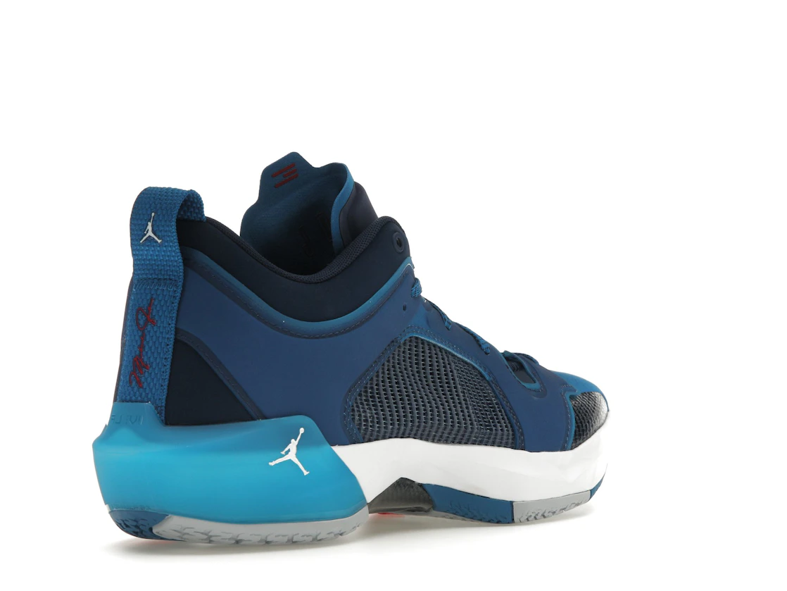 Vue 32 de Jordan 37 Low Fraternity