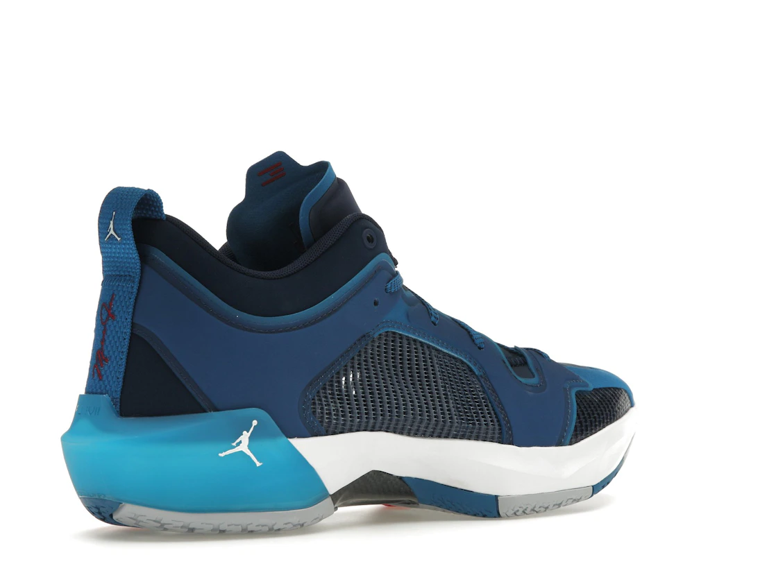 Vue 33 de Jordan 37 Low Fraternity
