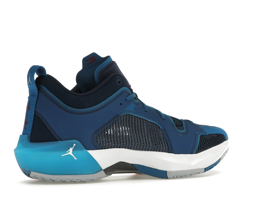 Vue 34 de Jordan 37 Low Fraternity