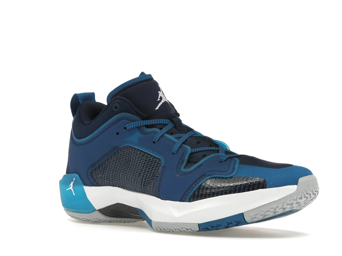 Vue 5 de Jordan 37 Low Fraternity