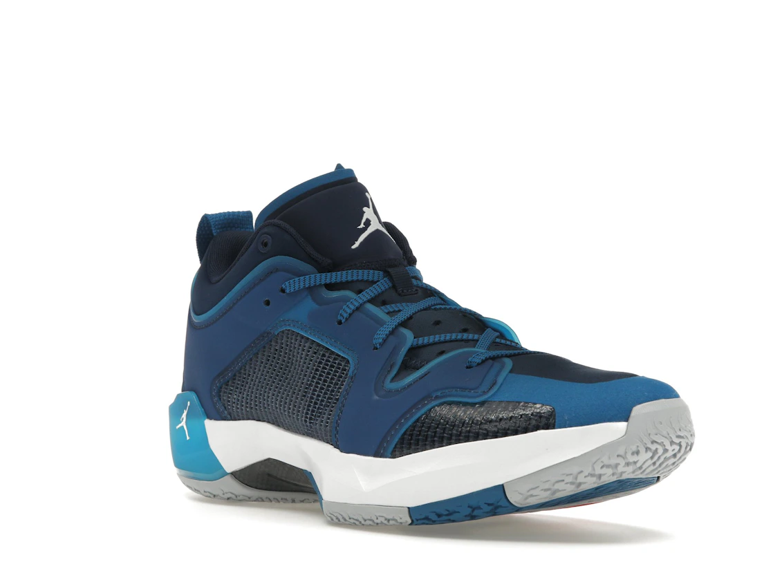 Vue 6 de Jordan 37 Low Fraternity