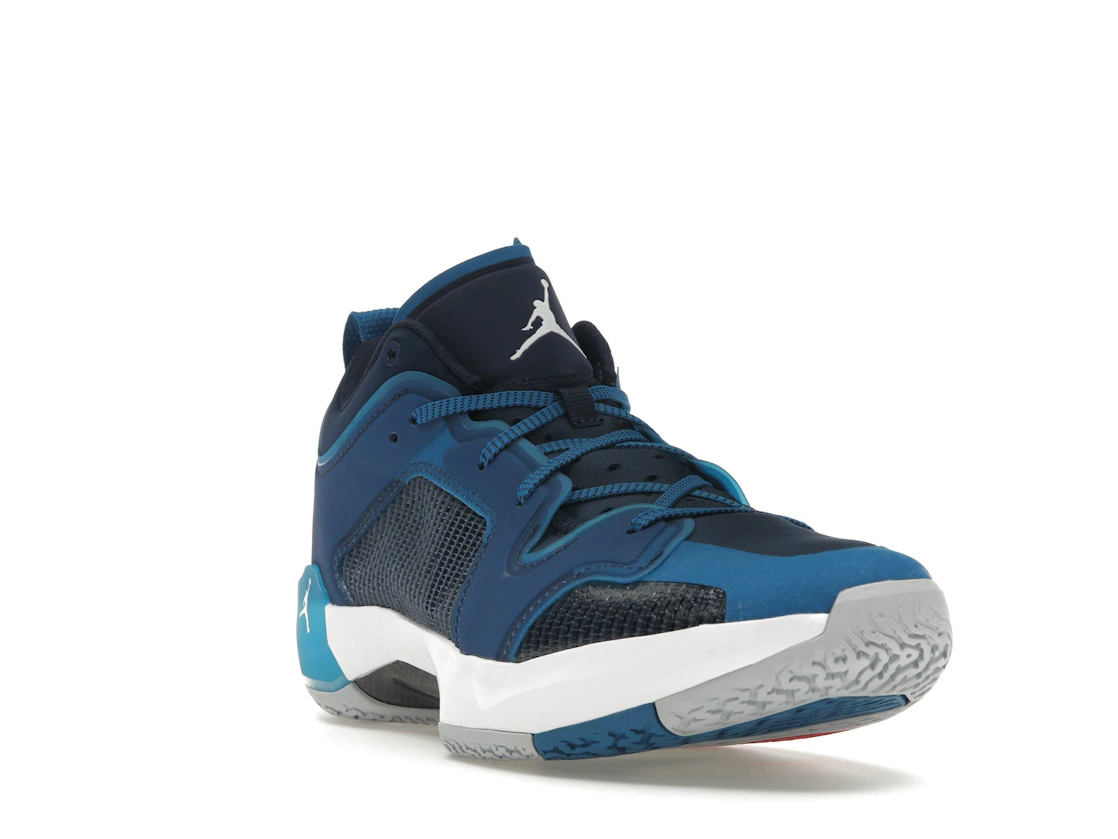 Vue 7 de Jordan 37 Low Fraternity