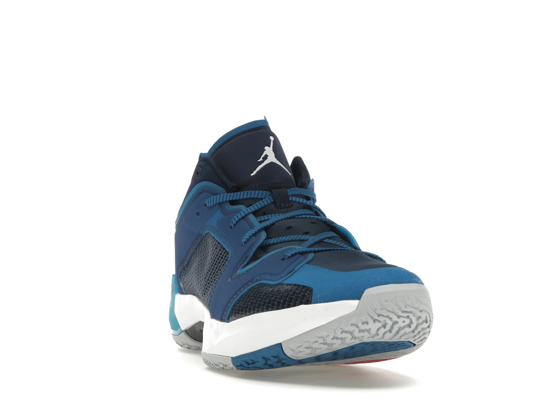 Vue 8 de Jordan 37 Low Fraternity