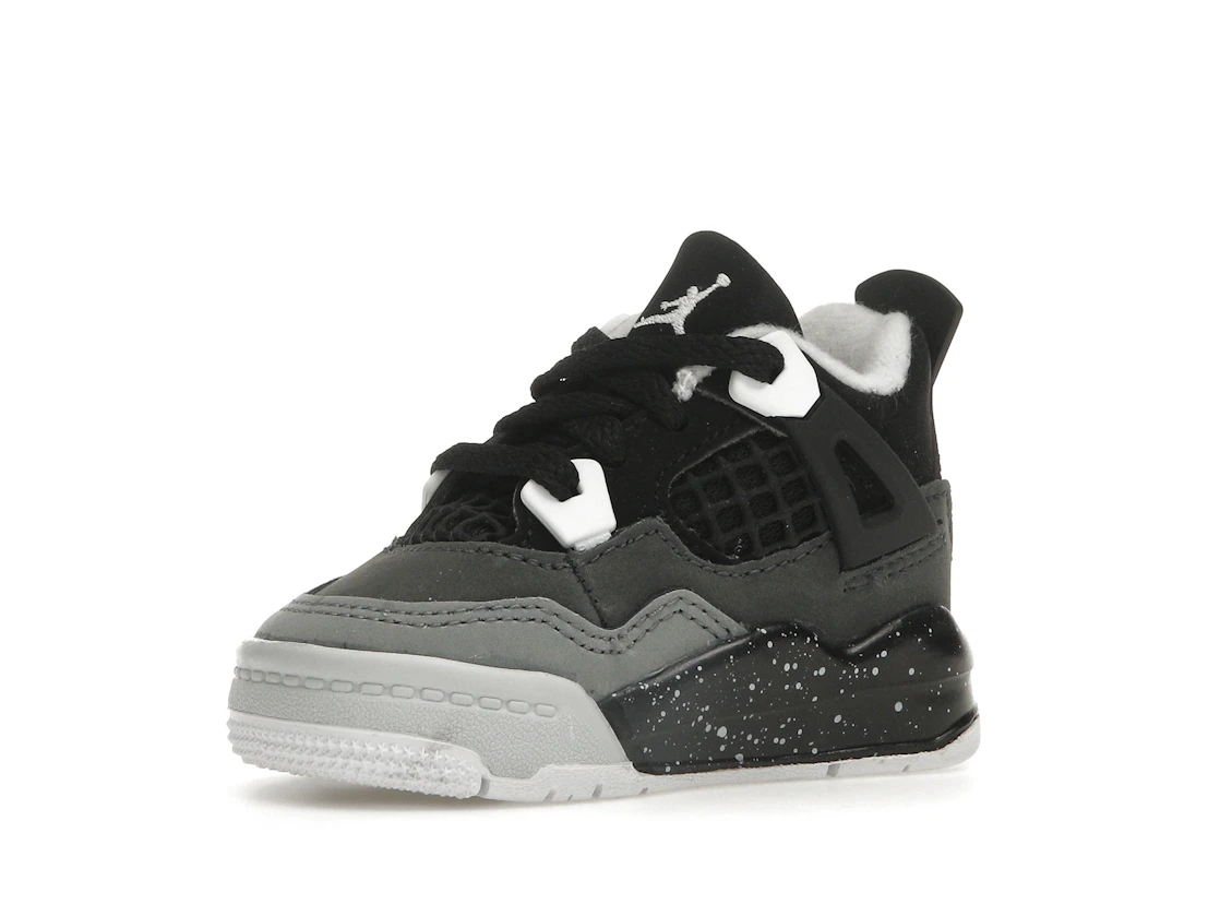 Vue 16 de Jordan 4 Retro Fear (2024) (TD)