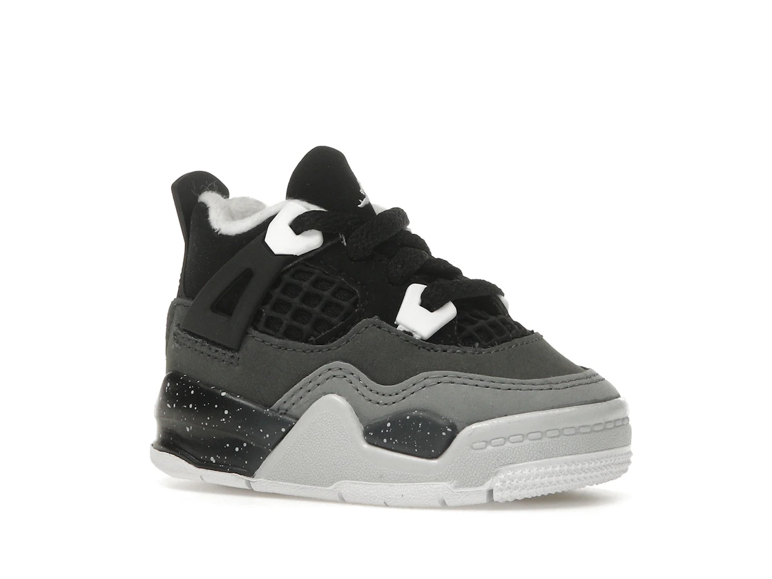 Vue 4 de Jordan 4 Retro Fear (2024) (TD)