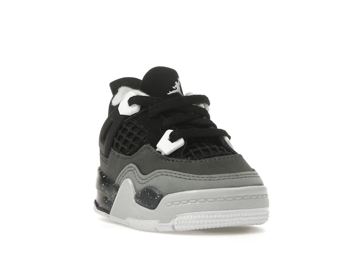 Vue 7 de Jordan 4 Retro Fear (2024) (TD)