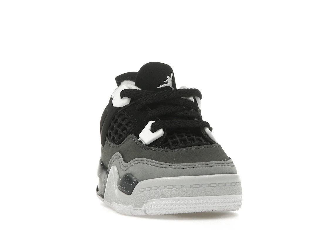 Vue 8 de Jordan 4 Retro Fear (2024) (TD)