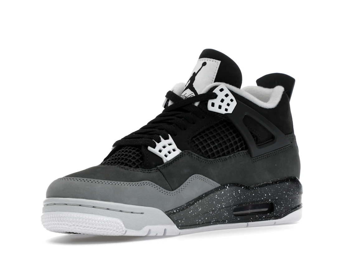 Vue 15 de Jordan 4 Retro Fear (2024)