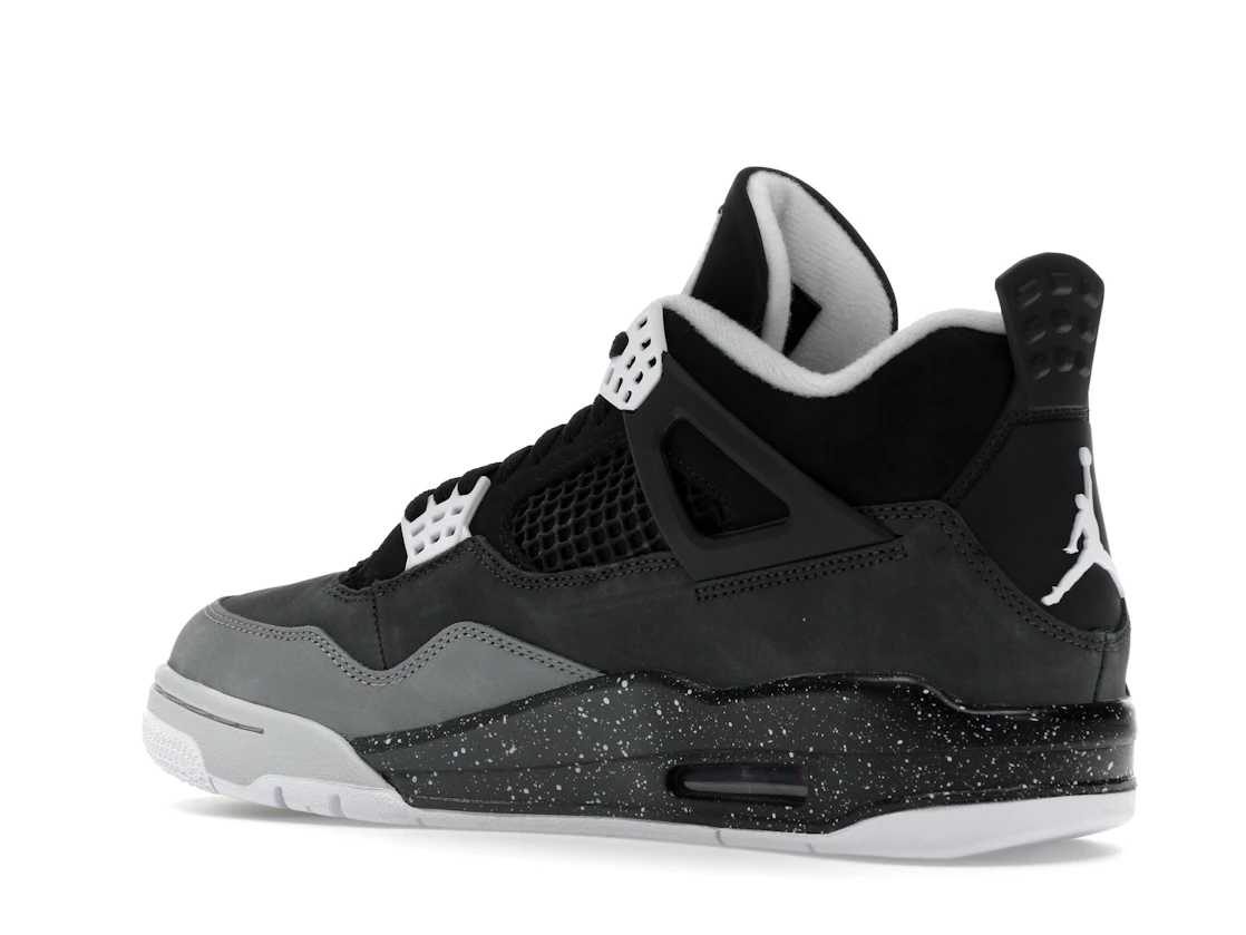 Vue 23 de Jordan 4 Retro Fear (2024)