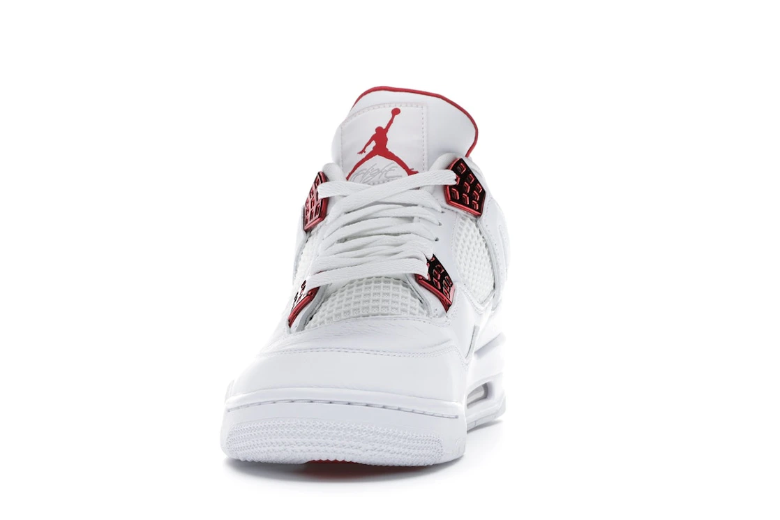 Vue 11 de Jordan 4 Retro Metallic Red