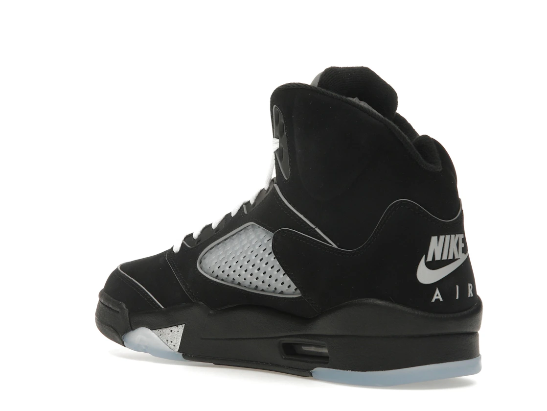 Vue 24 de Jordan 5 Retro OG Black Metallic Reimagined