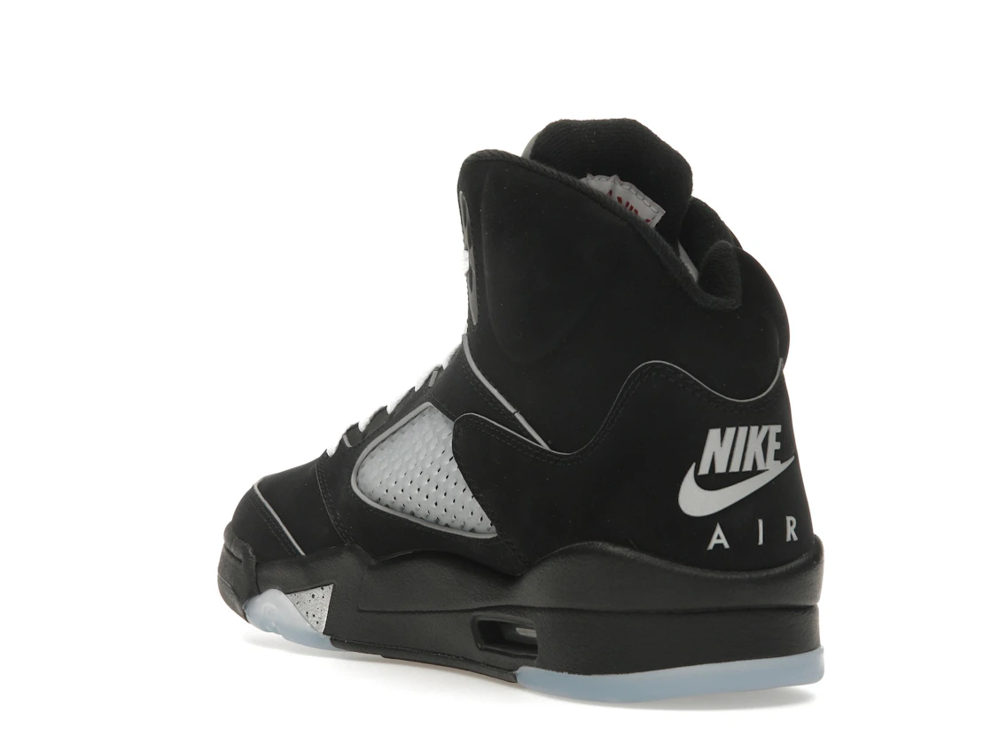 Vue 25 de Jordan 5 Retro OG Black Metallic Reimagined