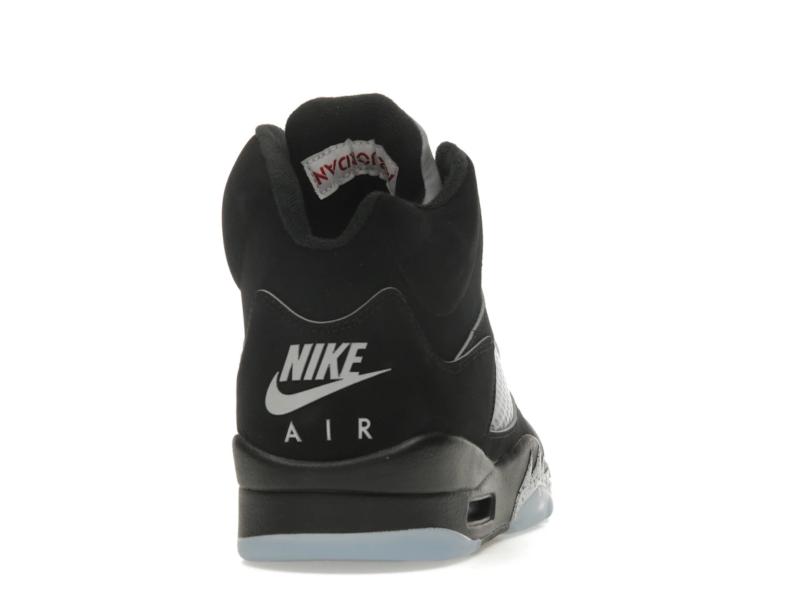 Vue 29 de Jordan 5 Retro OG Black Metallic Reimagined