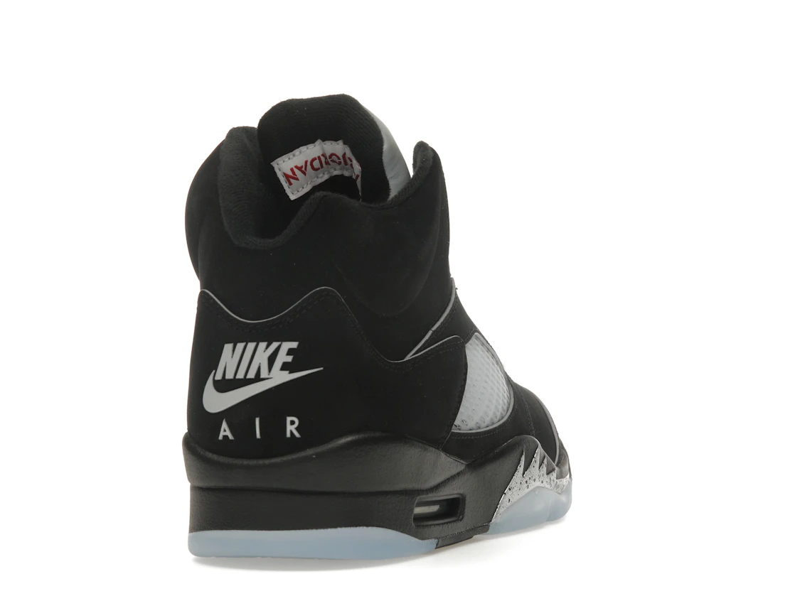 Vue 30 de Jordan 5 Retro OG Black Metallic Reimagined