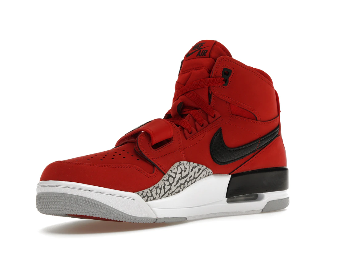 Vue 15 de Jordan Legacy 312 Toro