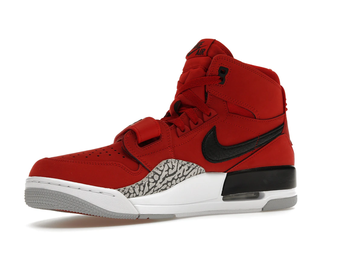 Vue 16 de Jordan Legacy 312 Toro