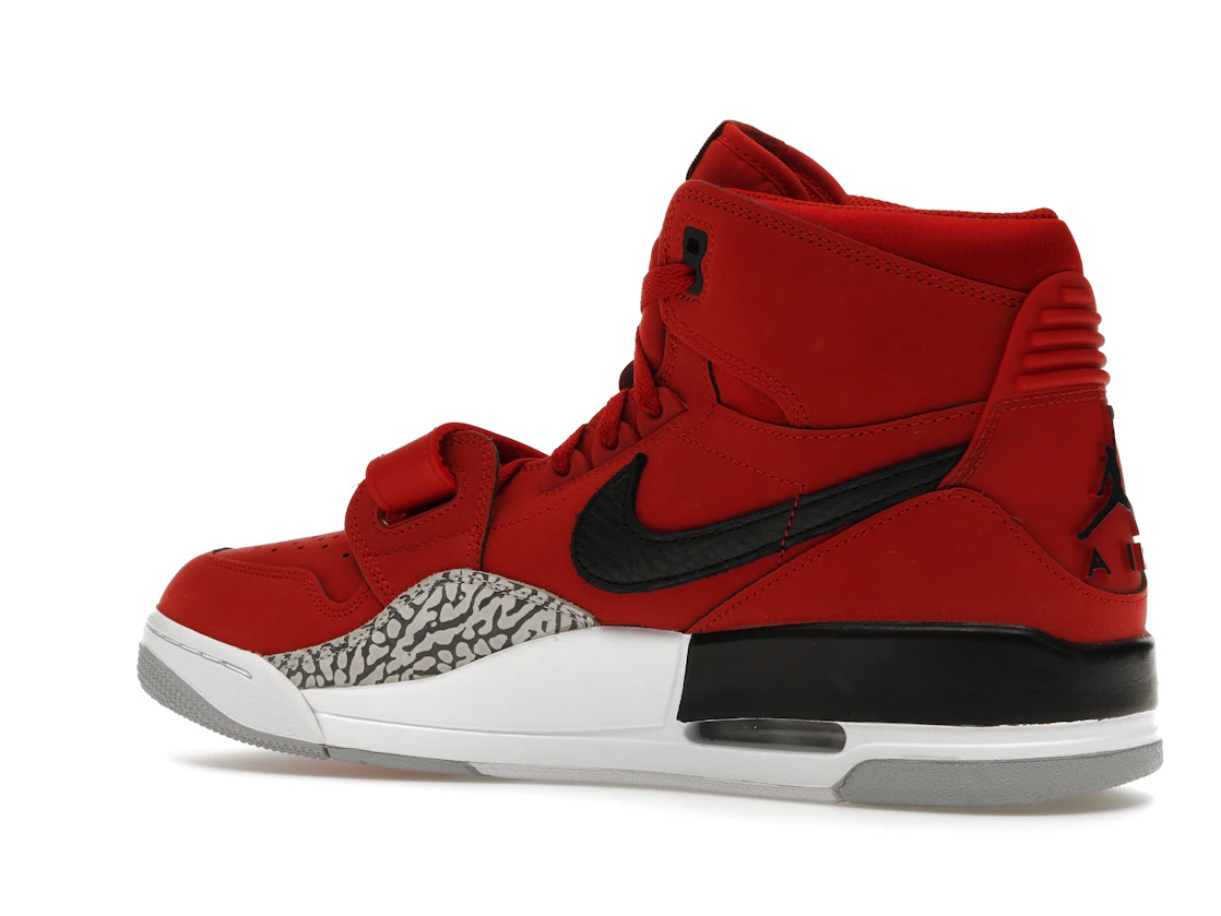 Vue 22 de Jordan Legacy 312 Toro