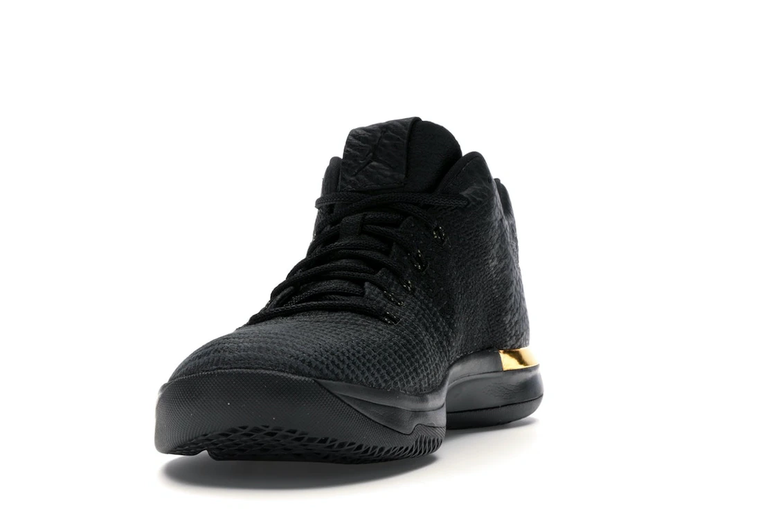 Vue 12 de Jordan XXX1 Low Black Gold