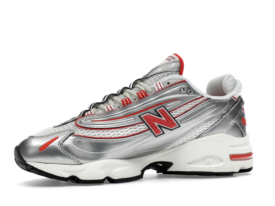 Vue 17 de New Balance 1000 thisisneverthat Metallic Silver Red