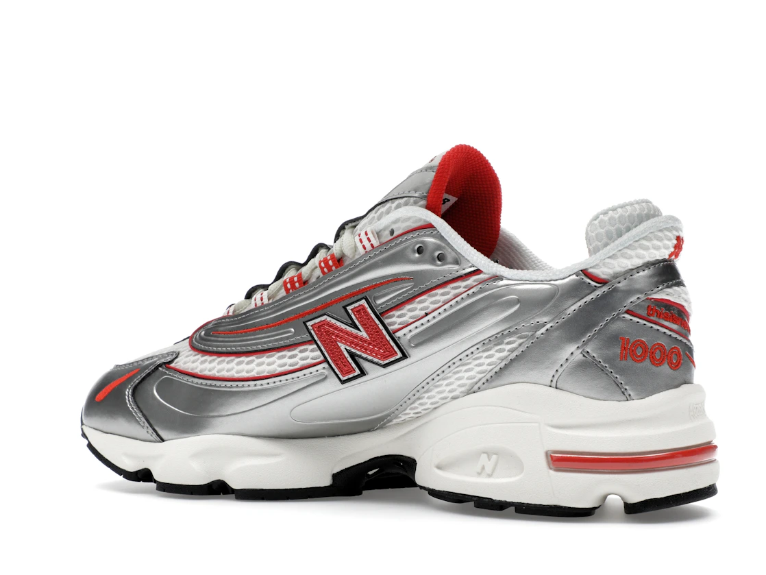Vue 22 de New Balance 1000 thisisneverthat Metallic Silver Red