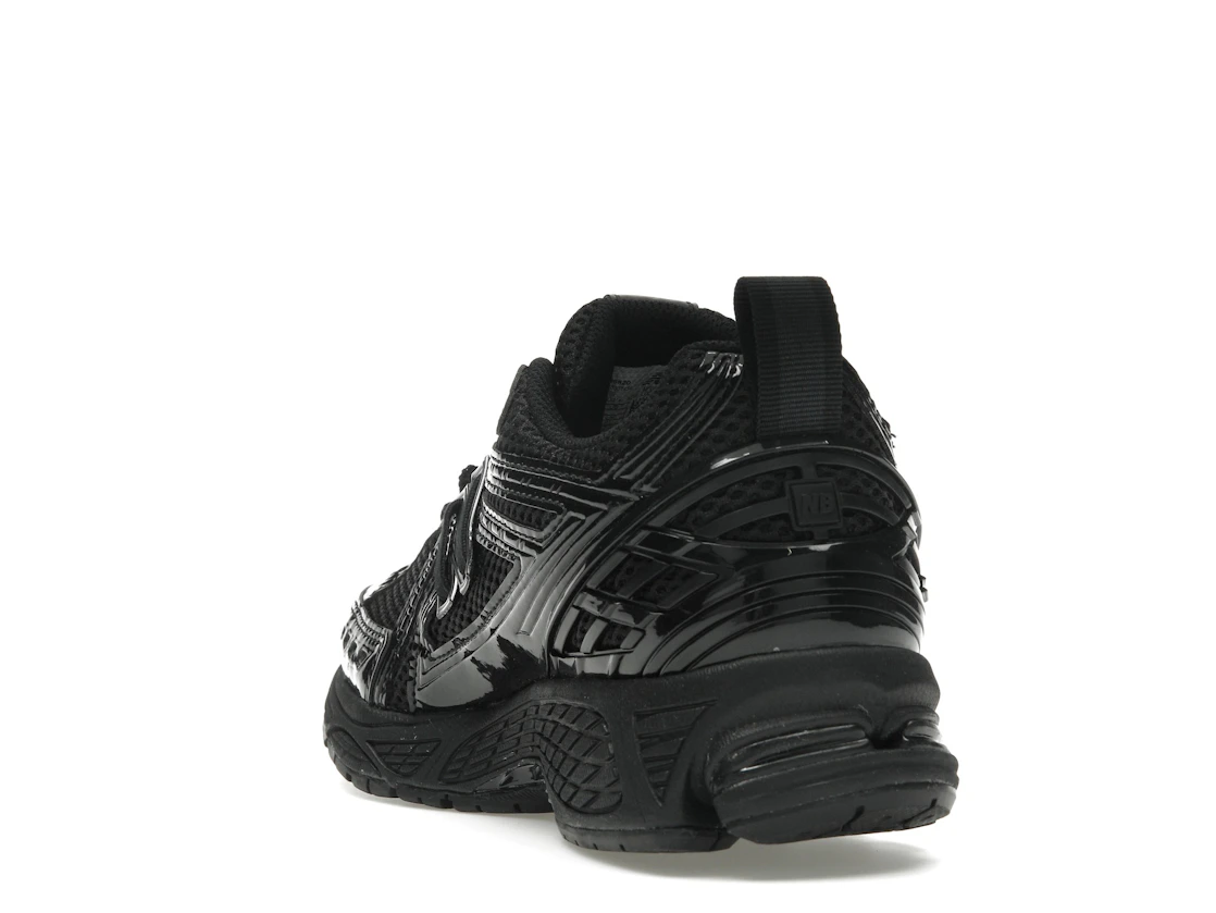 Vue 26 de New Balance 1906R Black Patent