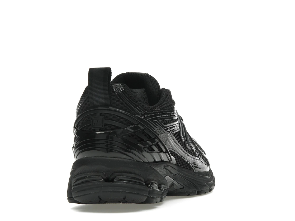 Vue 30 de New Balance 1906R Black Patent