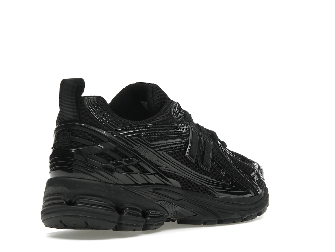 Vue 32 de New Balance 1906R Black Patent