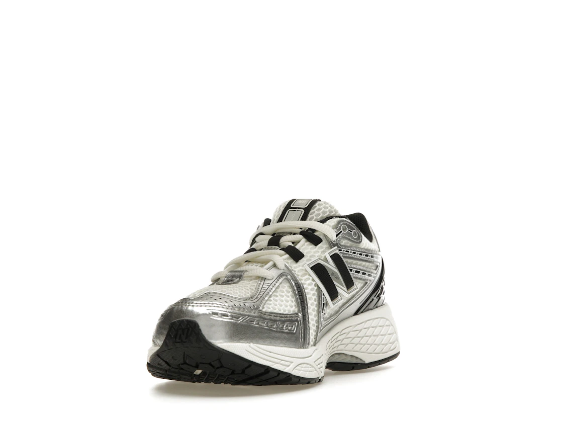 Vue 13 de New Balance 1906R Silver Metallic Black (GS)