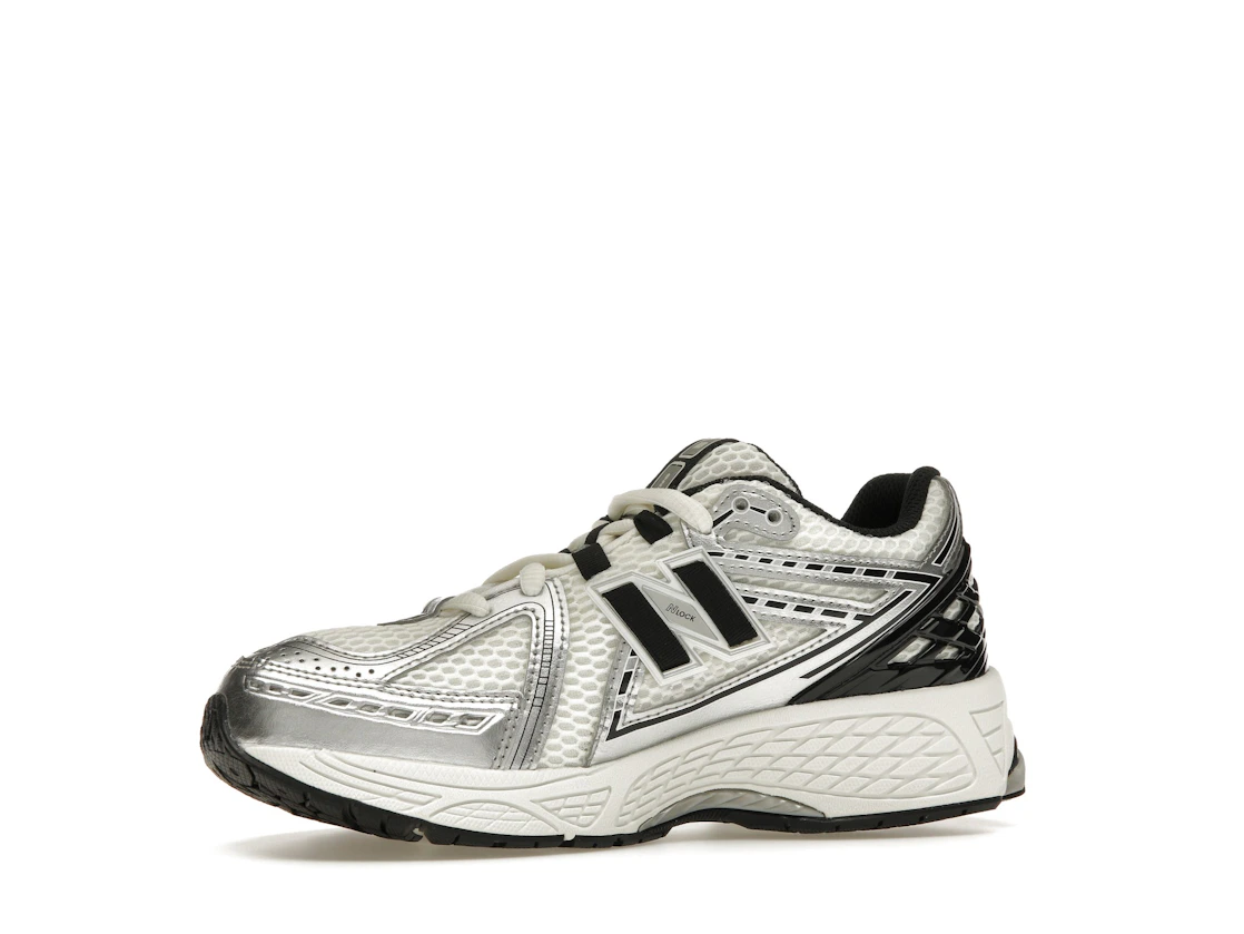 Vue 17 de New Balance 1906R Silver Metallic Black (GS)