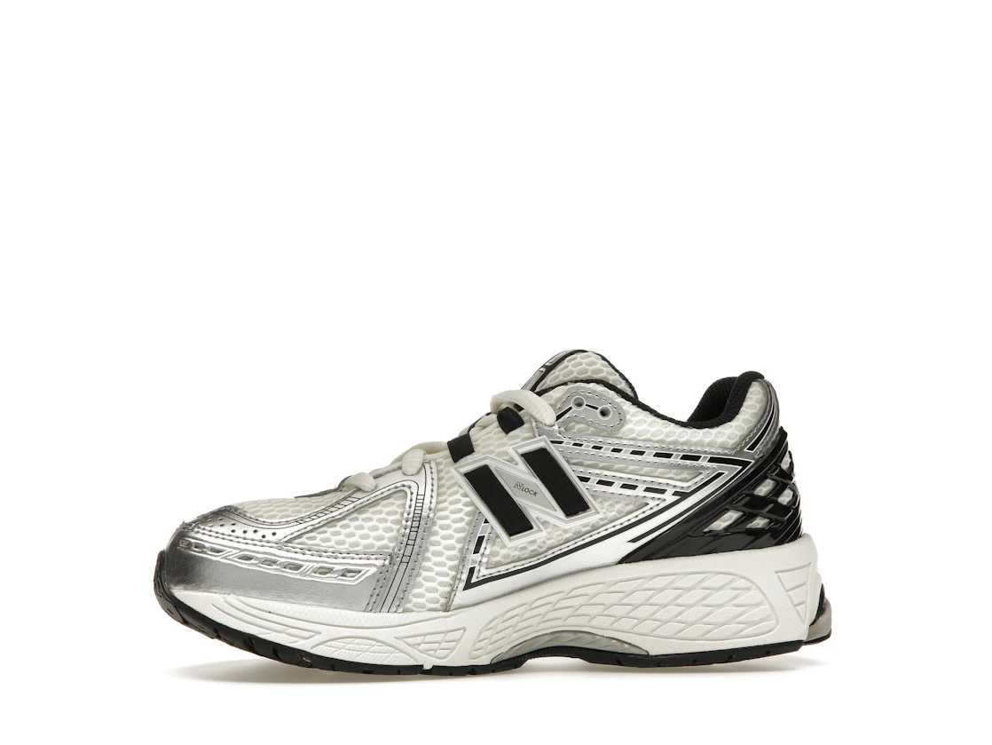 Vue 18 de New Balance 1906R Silver Metallic Black (GS)