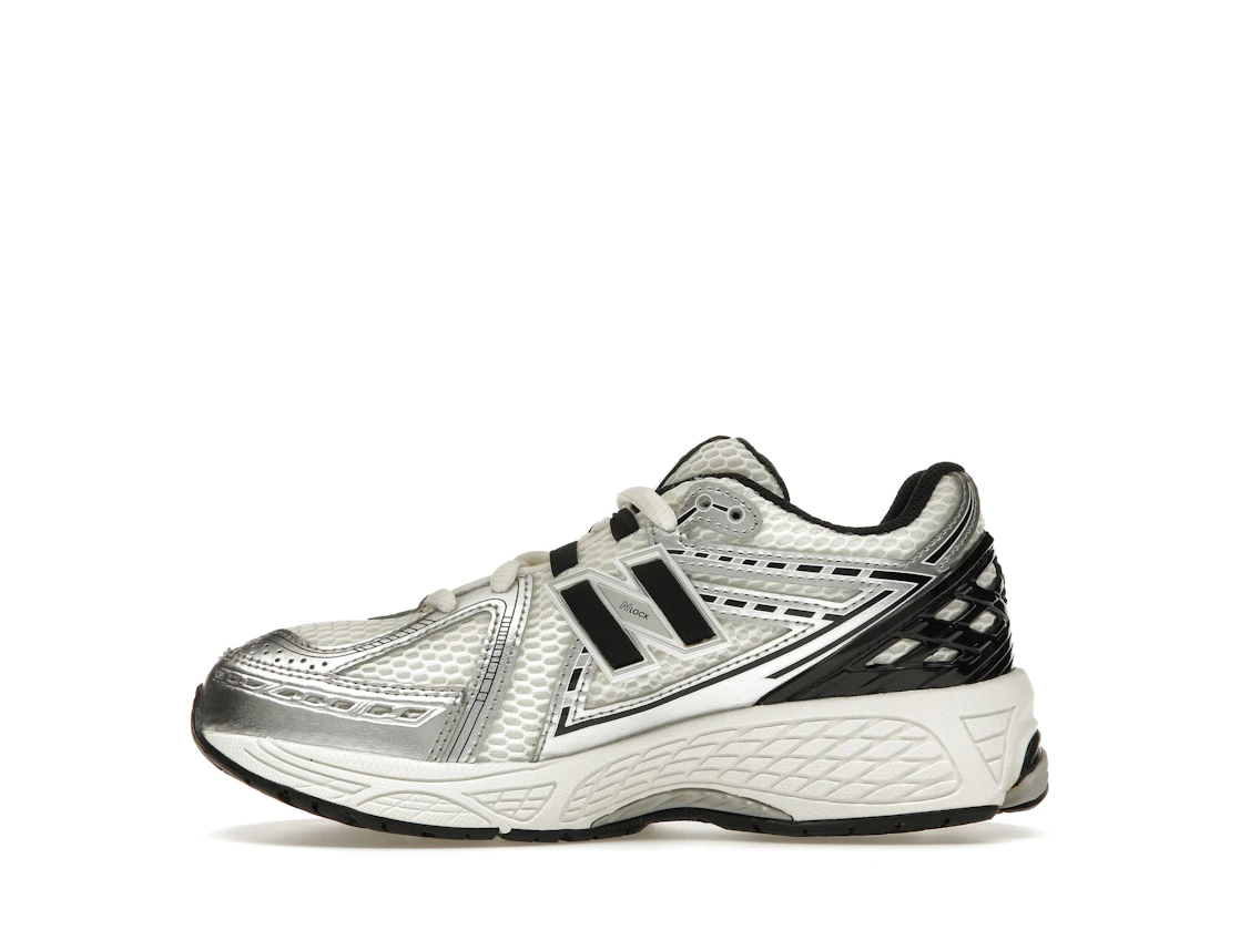 Vue 19 de New Balance 1906R Silver Metallic Black (GS)