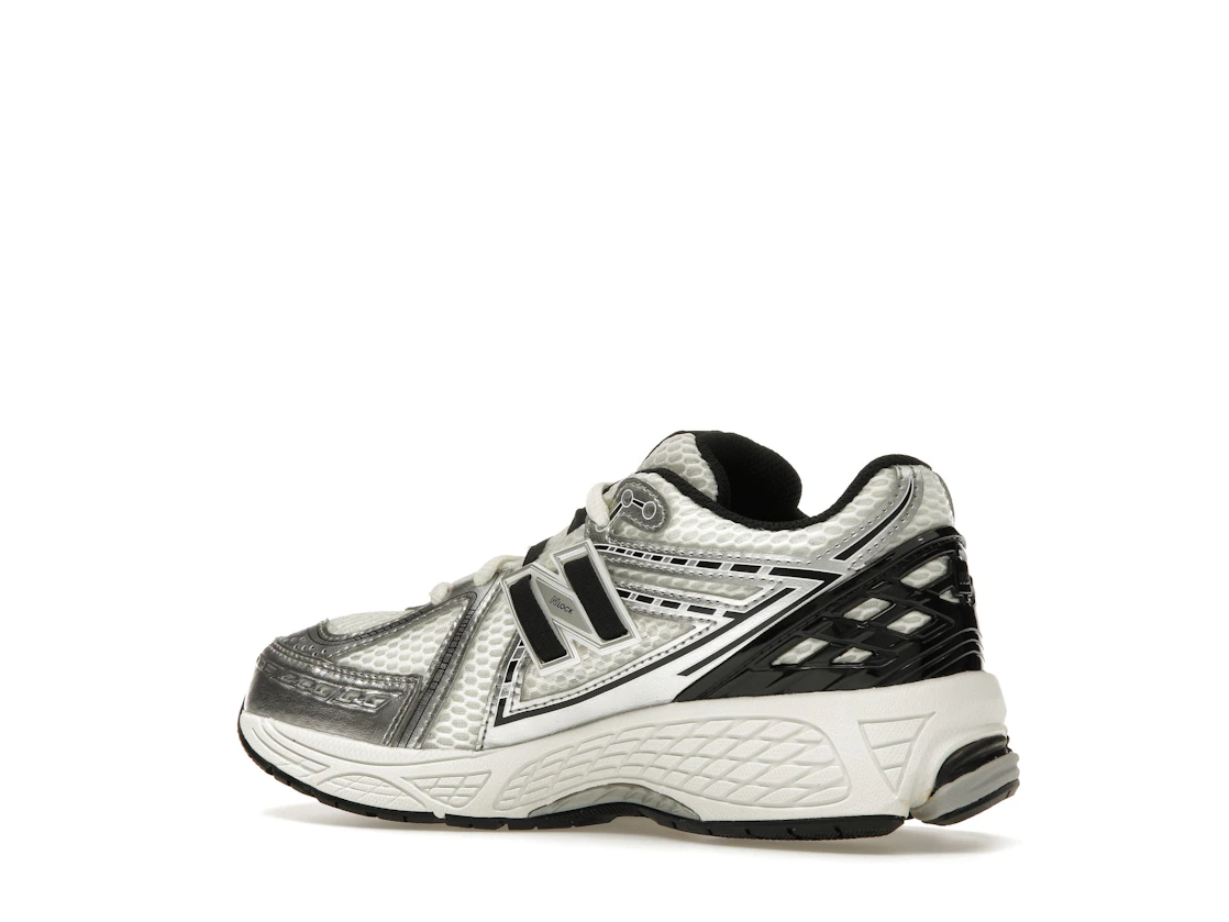 Vue 22 de New Balance 1906R Silver Metallic Black (GS)