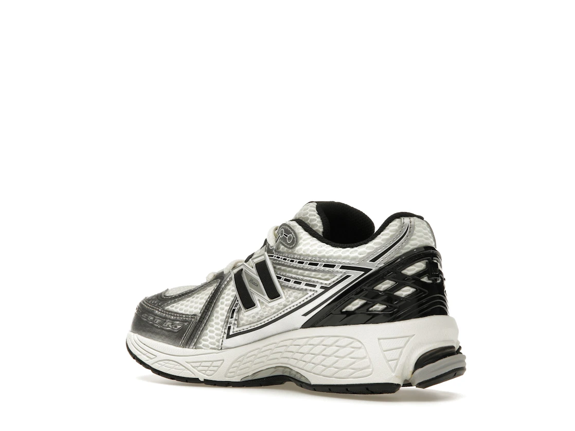 Vue 23 de New Balance 1906R Silver Metallic Black (GS)