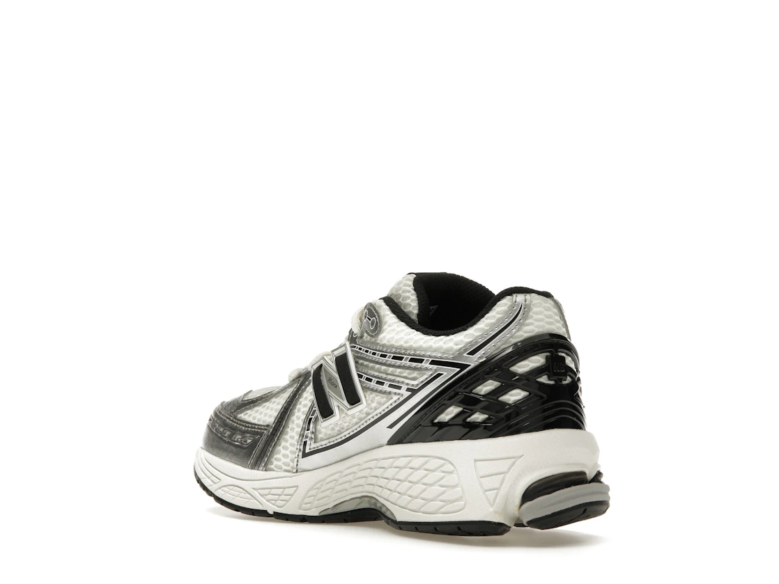 Vue 24 de New Balance 1906R Silver Metallic Black (GS)