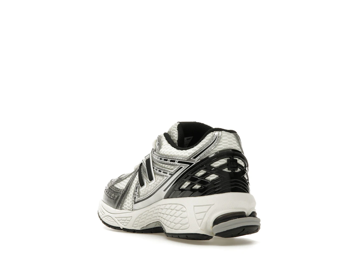 Vue 25 de New Balance 1906R Silver Metallic Black (GS)