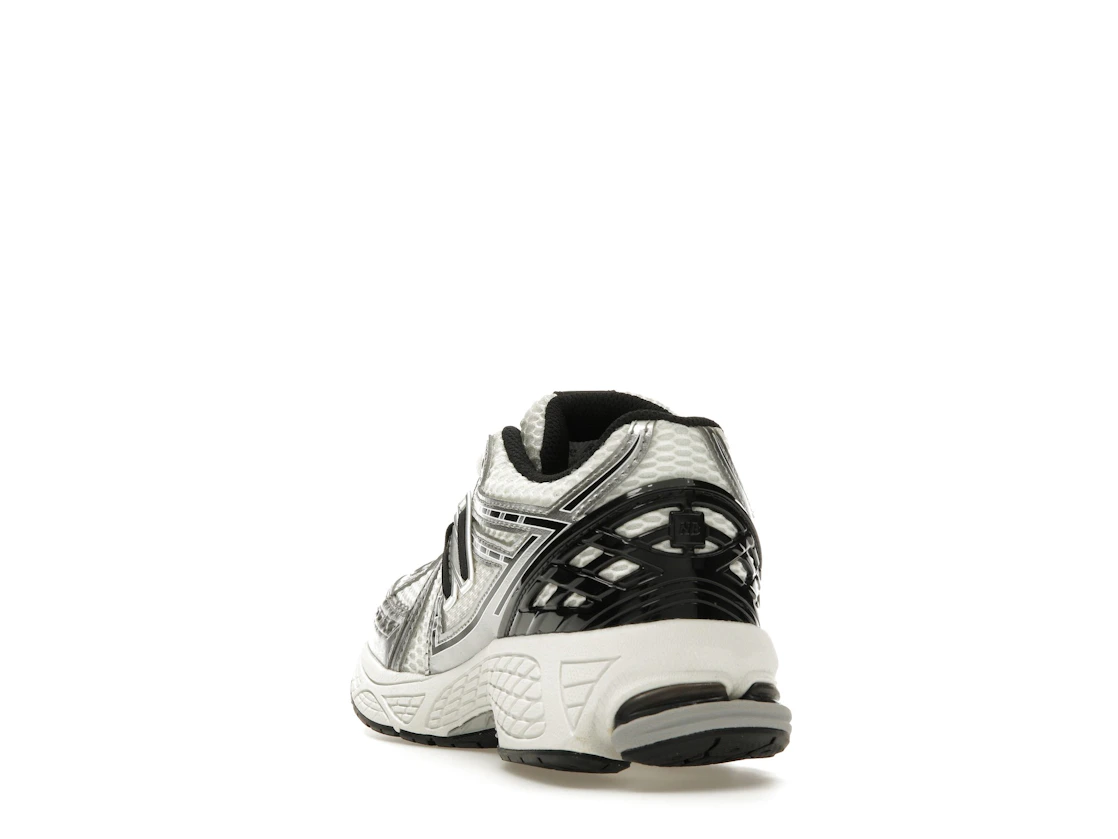 Vue 26 de New Balance 1906R Silver Metallic Black (GS)
