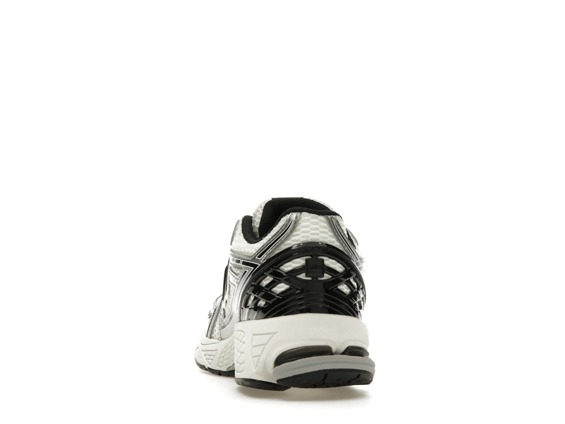 Vue 27 de New Balance 1906R Silver Metallic Black (GS)