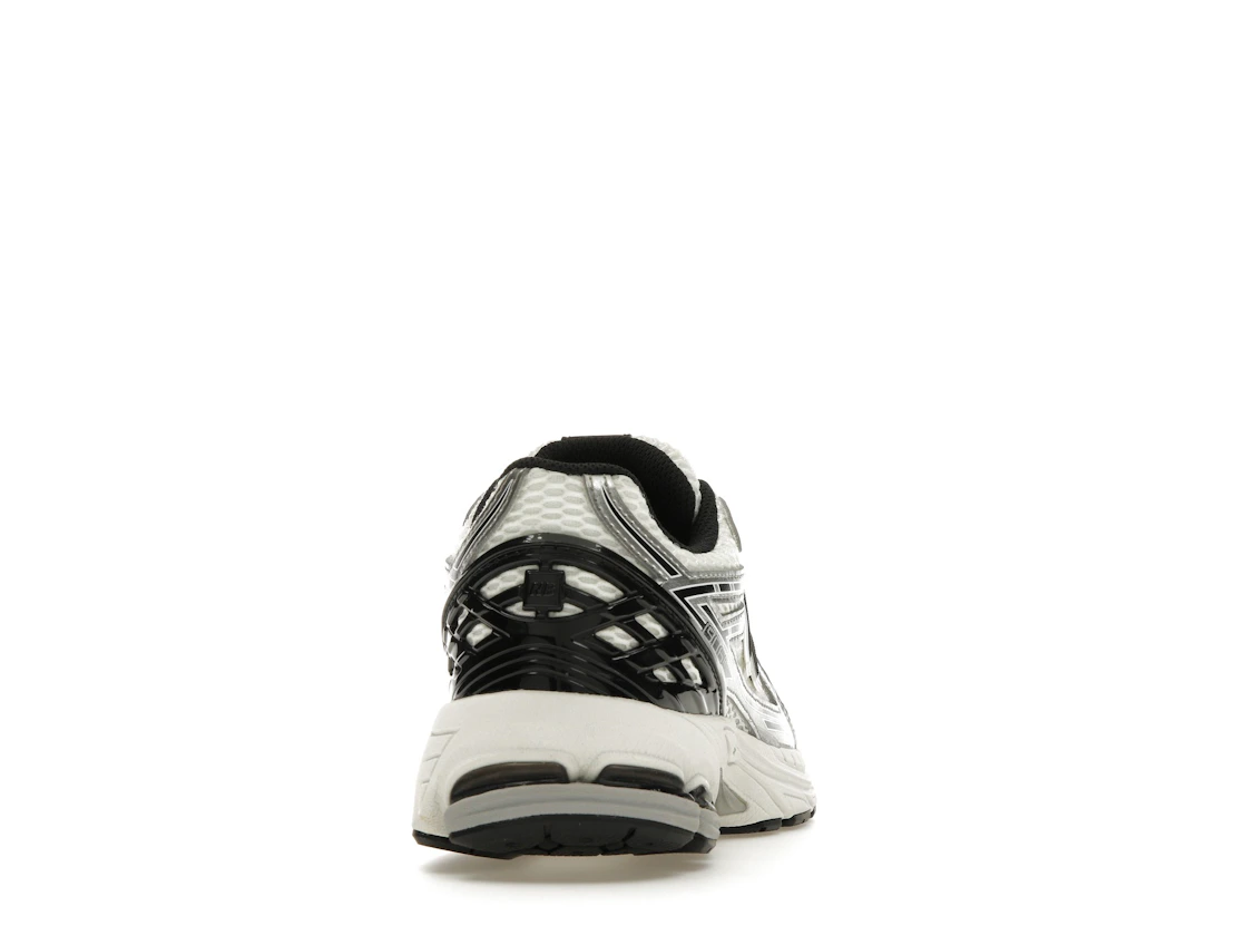 Vue 29 de New Balance 1906R Silver Metallic Black (GS)