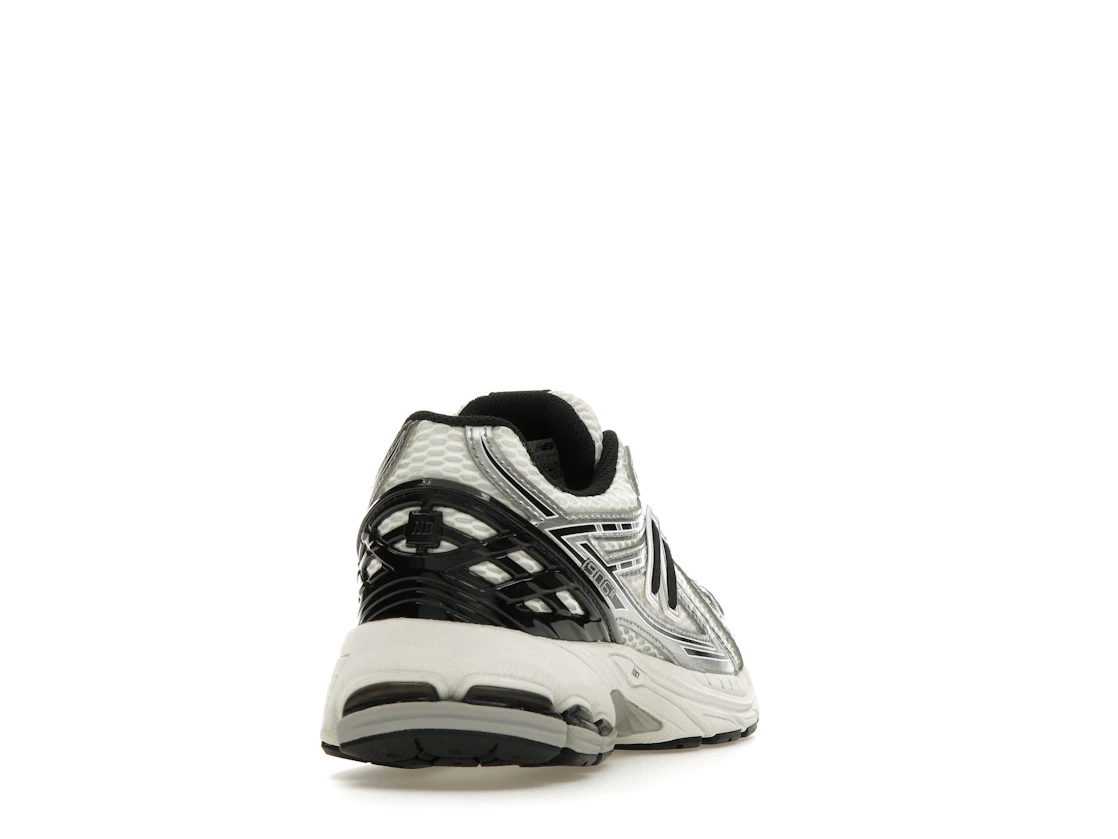Vue 30 de New Balance 1906R Silver Metallic Black (GS)