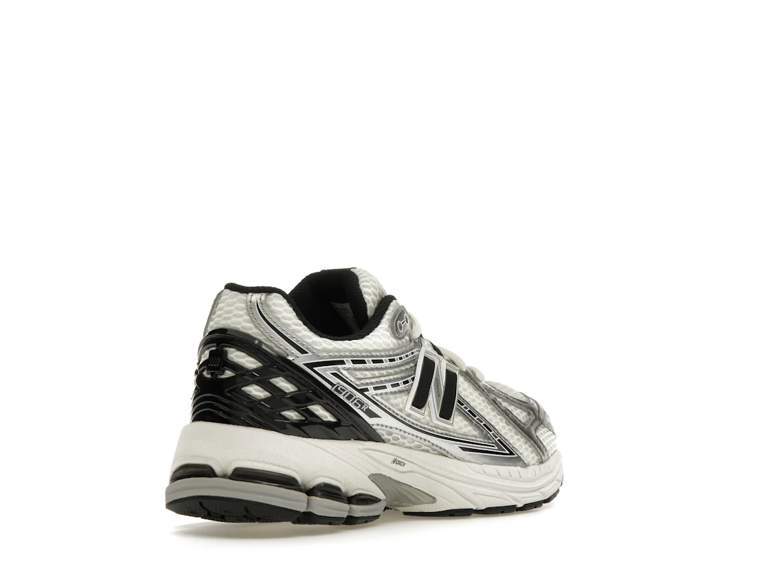 Vue 32 de New Balance 1906R Silver Metallic Black (GS)