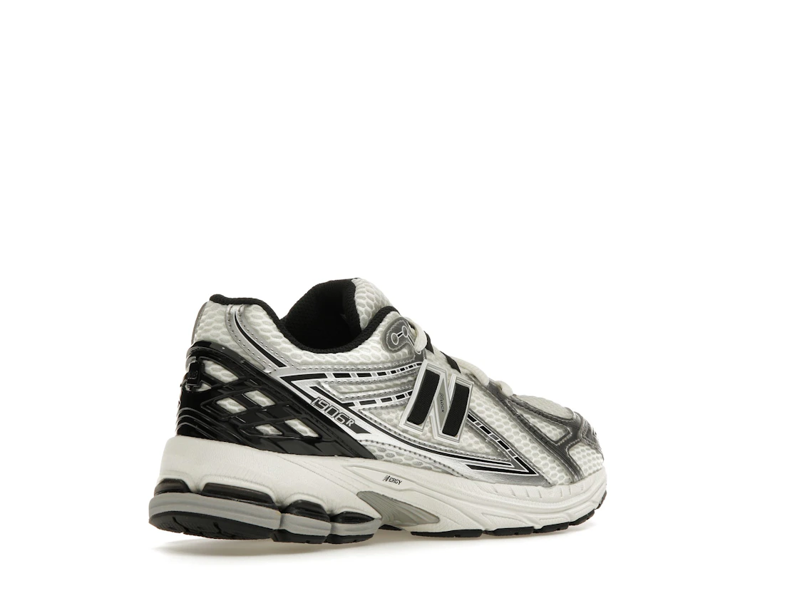 Vue 33 de New Balance 1906R Silver Metallic Black (GS)