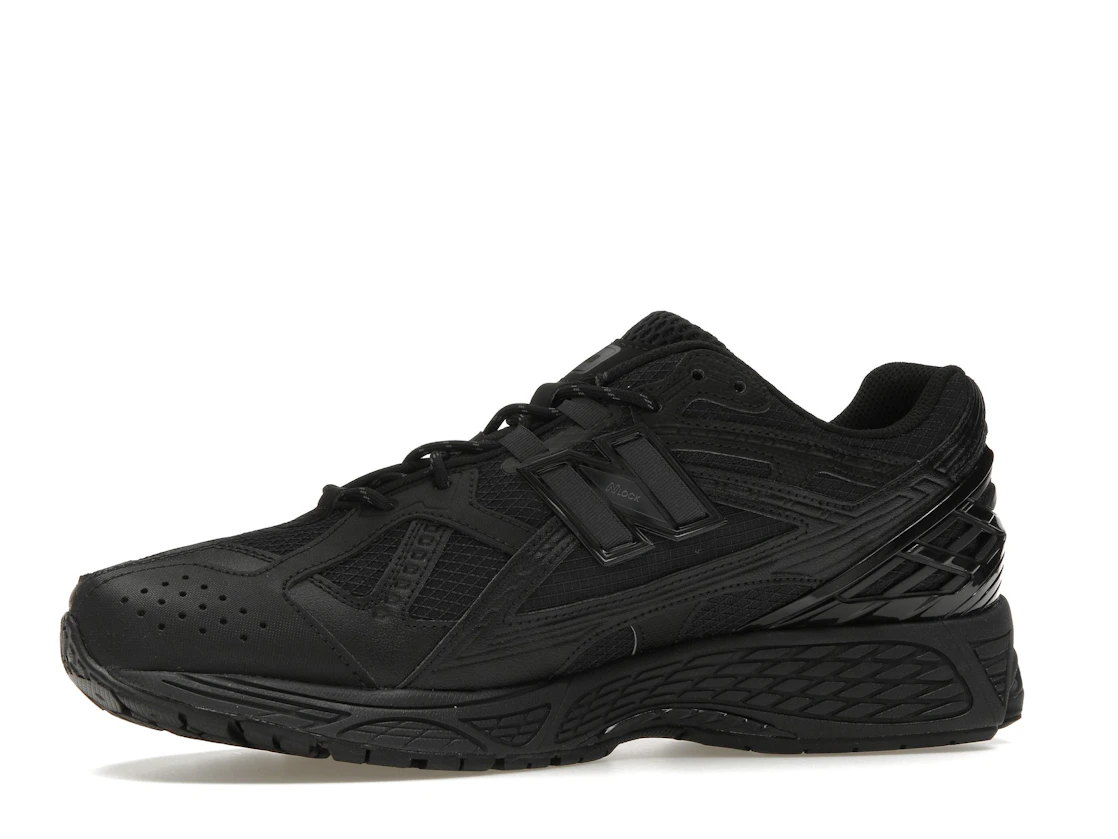 Vue 17 de New Balance 1906U Triple Black