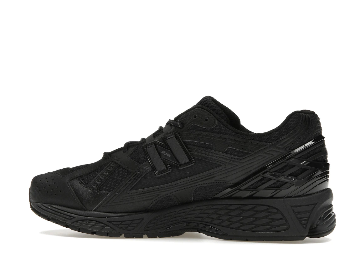 Vue 21 de New Balance 1906U Triple Black