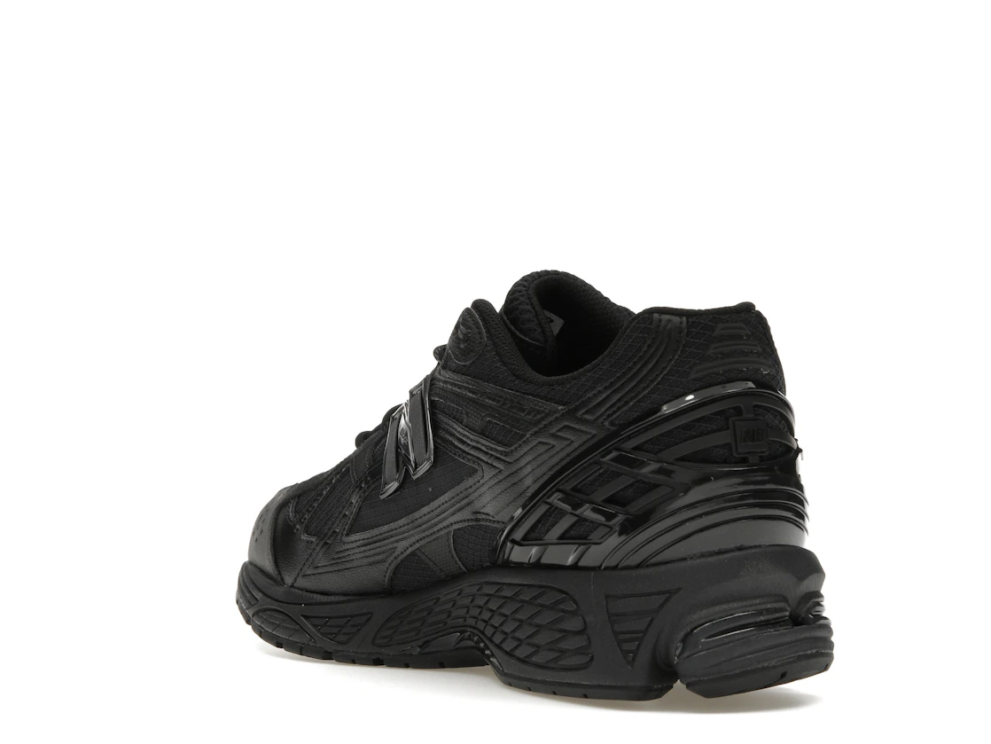 Vue 25 de New Balance 1906U Triple Black