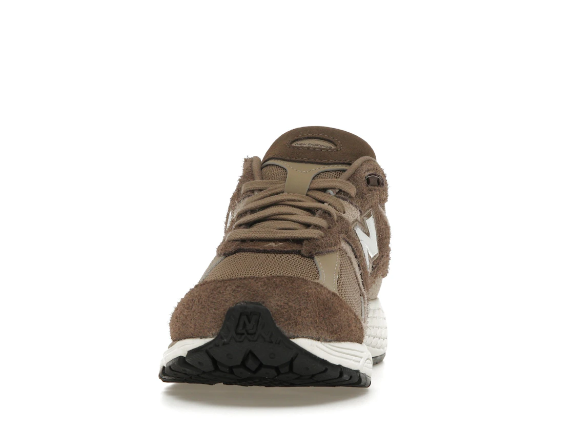 Vue 11 de New Balance 2002R ASOS Exclusive Brown
